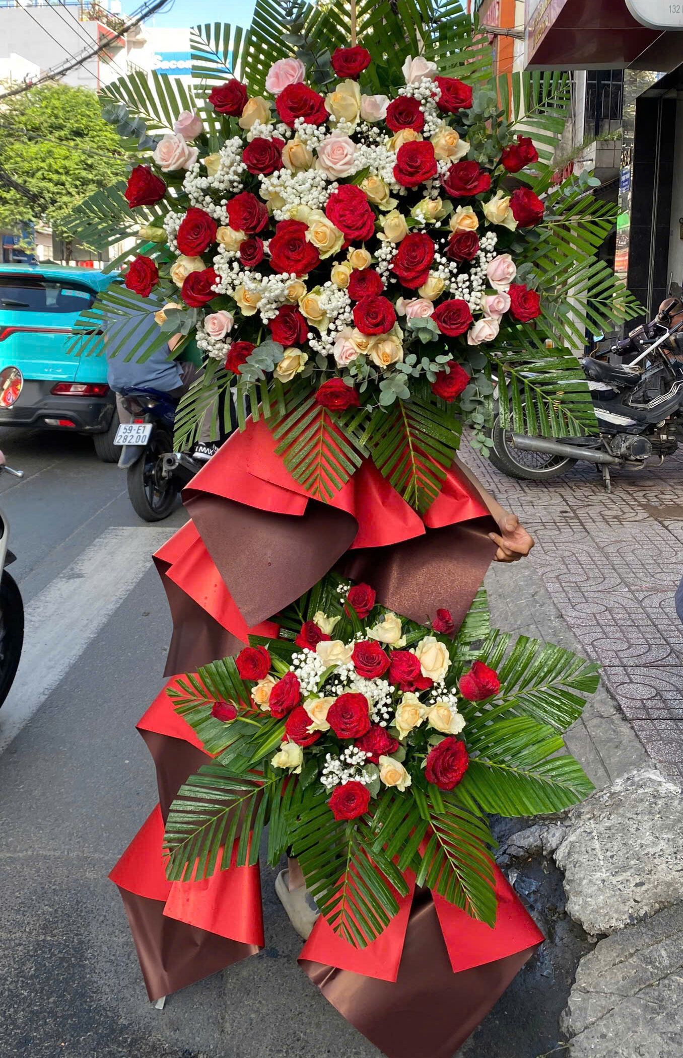 Kệ Hoa Khai Trương 2 Tầng Đường Cây Trâm – Giao Nhanh, Freeship Gò Vấp